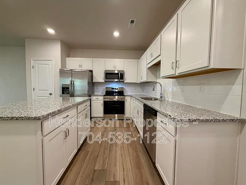 3 bed, 2.5 bath, 1443 sqft, $2,300 — Photo 3