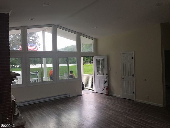 4th image of 27 Lakeshore Dr E