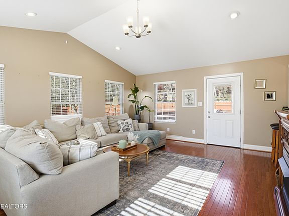 3rd image of 1554 Crooked Oak Dr
