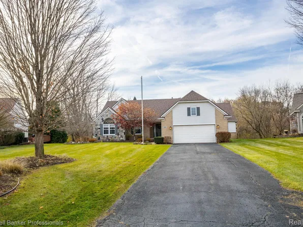 10760 Grassy Knoll Ct, Brighton, MI 48114