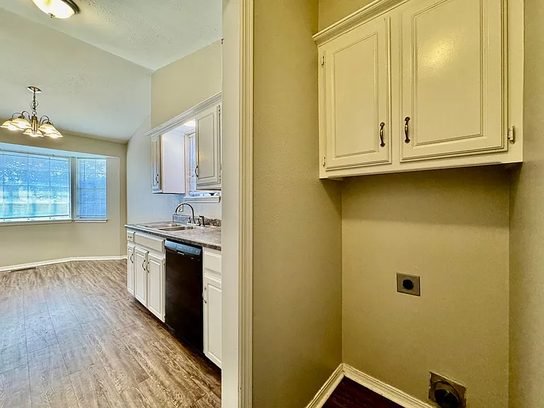 1006 Richmond St — Photo 9