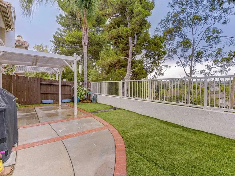 1298 El Mercado Way #D — Photo 9