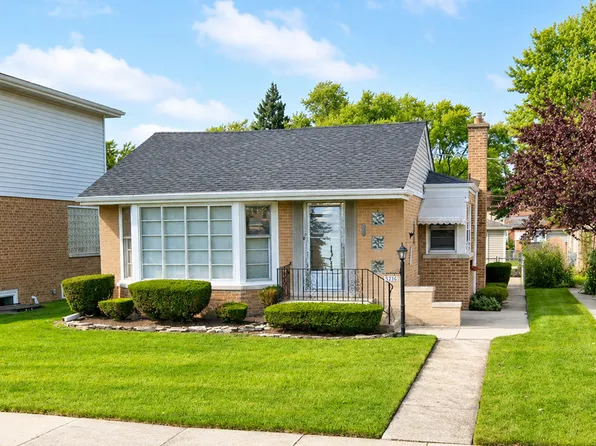 5216 Dobson St, Skokie, IL 60077