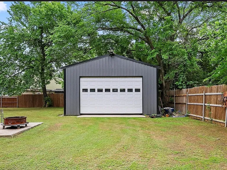 1020 W Ford St — Photo 6
