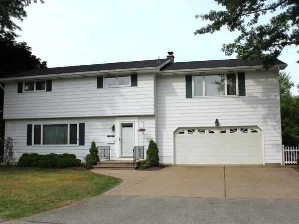 2920 Logan Dr, Erie, PA 16506