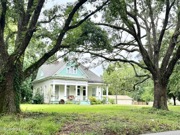 3807 Dantzler St, Moss Point, MS 39563