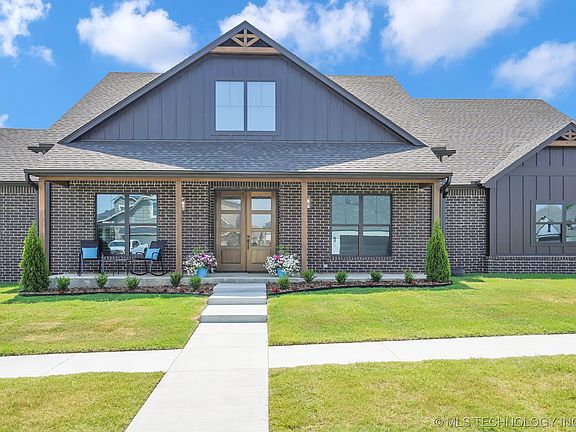 3rd image of 19241 E Chinquapin Dr