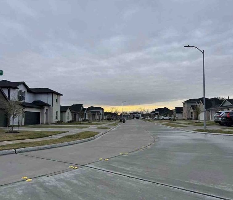Exterior Neighborhood (street photo)