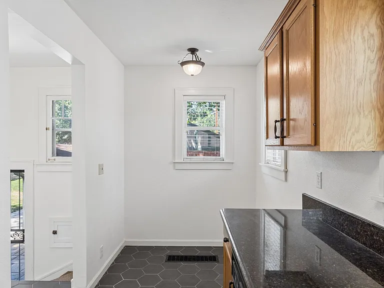 2277 Ivanhoe St — Photo 10