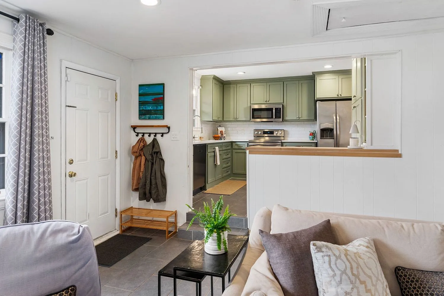 3 bed, $2,000 — Photo 2