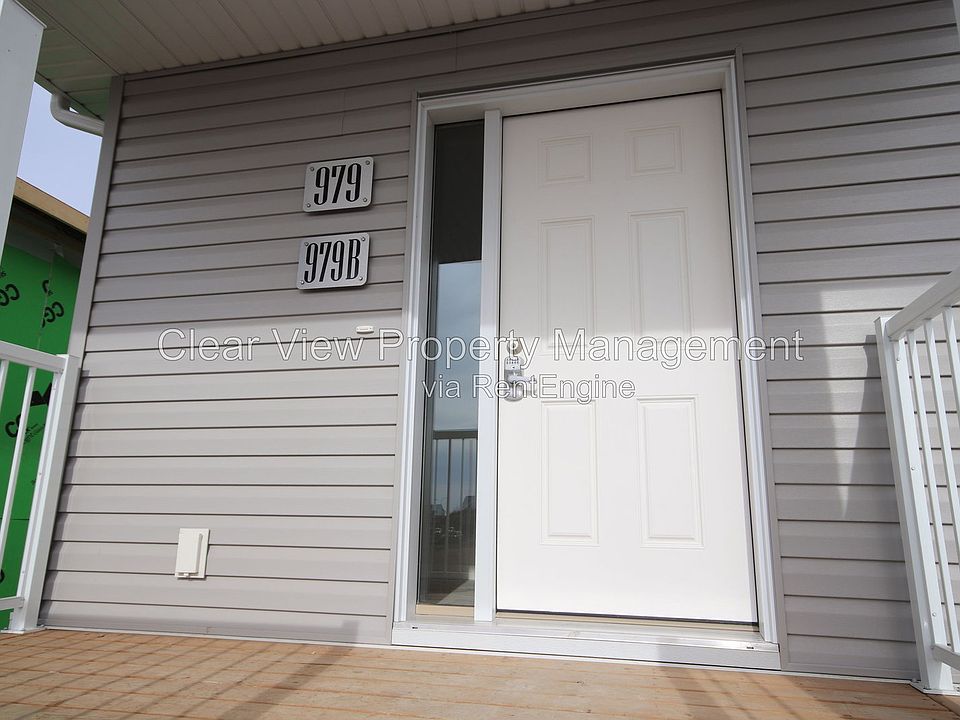 1st image of 979 40th Ave N