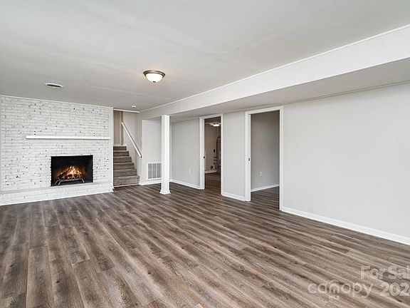 3rd image of 843 Idlewild Dr