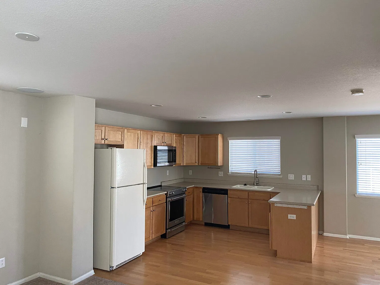 3 bed, 2.5 bath, 1384 sqft, $2,375 — Photo 3