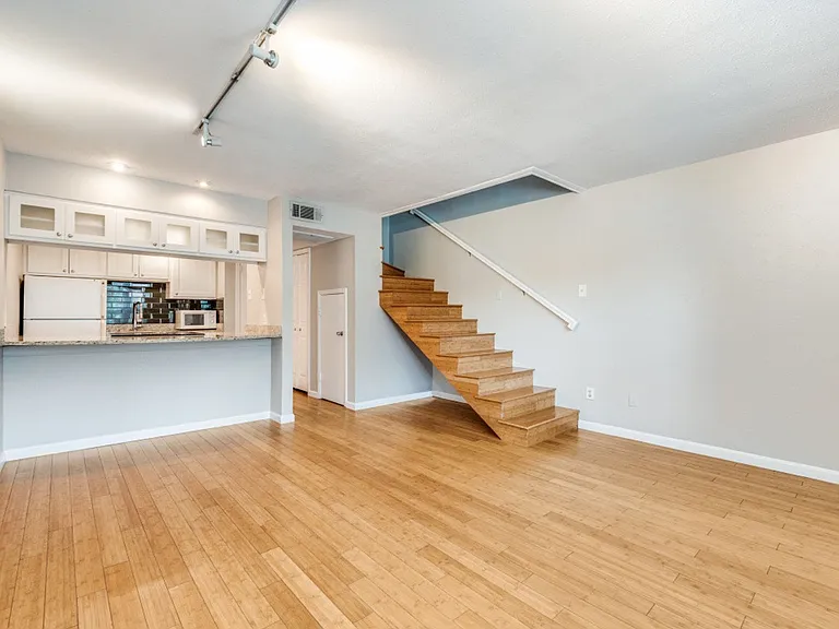3827 Gilbert Ave #209 — Photo 4