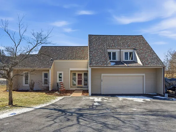 302 Fyre Lake Dr, Sherrard, IL 61281