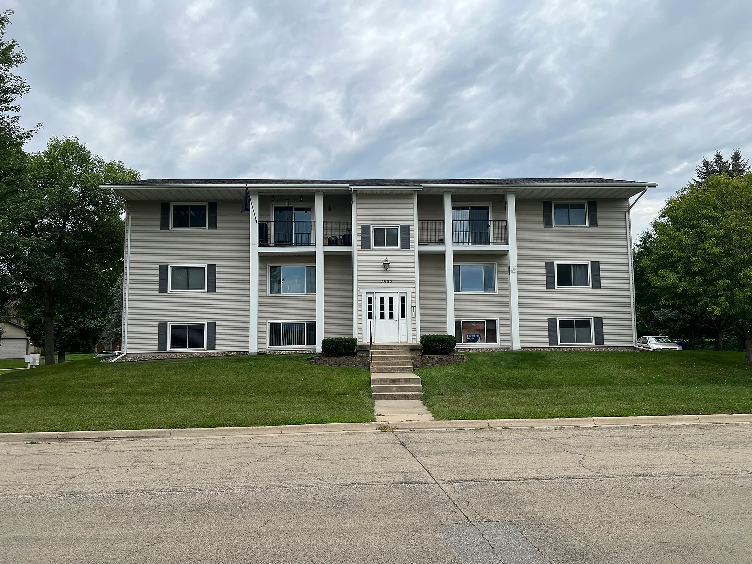 2 bed, $1,050 — Photo 1