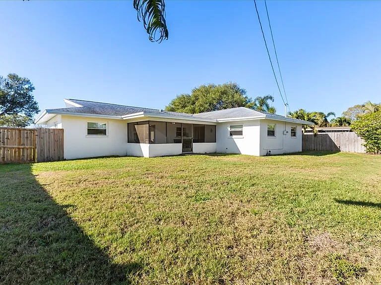 13923 Brewster Dr — Photo 30