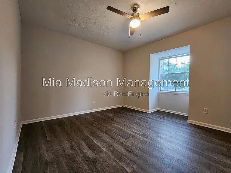 111 E Mell St #16 — Photo 8
