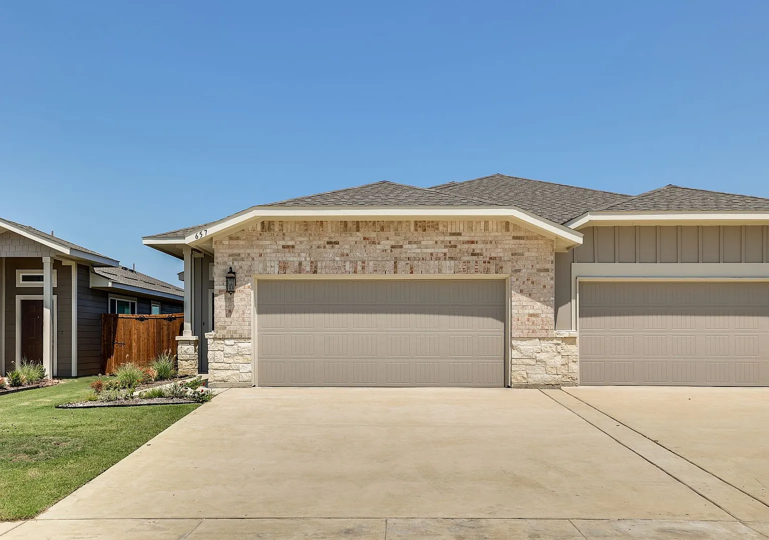 Gorgeous 3 Bedroom Duplex Located In Midlothian Isd! — Photo 3