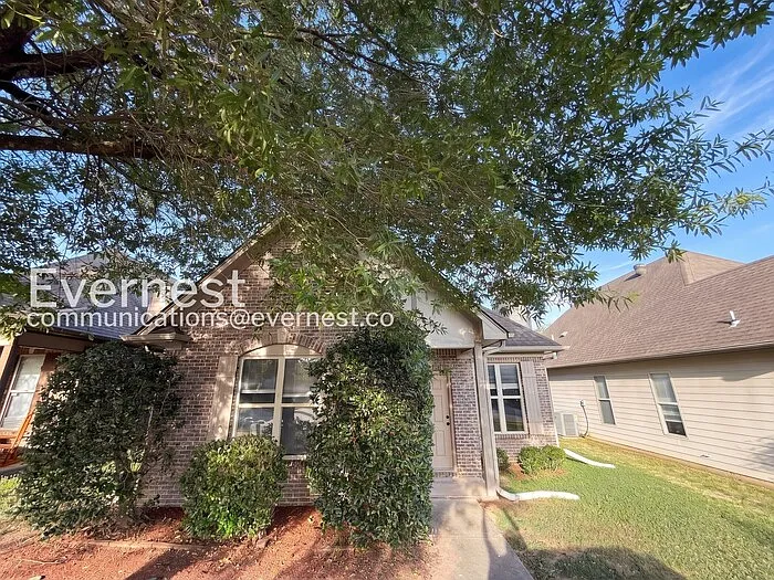 1136 Washington Dr — Photo 2