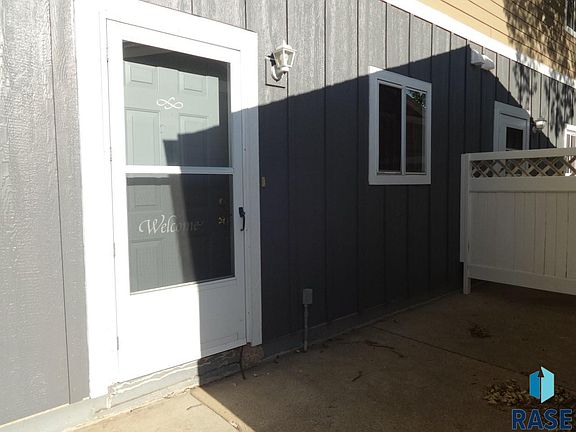 2nd image of 1012 S Bridgeport Pl