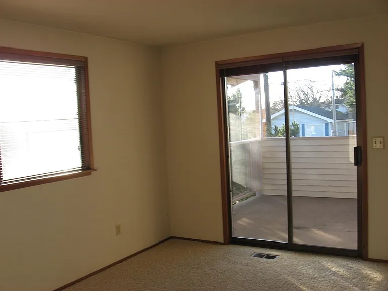 824 Jensen Duplex — Photo 3