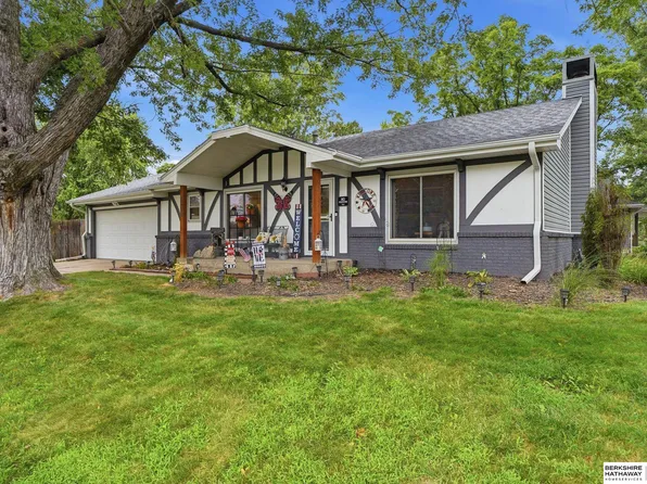 6220 Fleetwood Dr, Lincoln, NE 68516