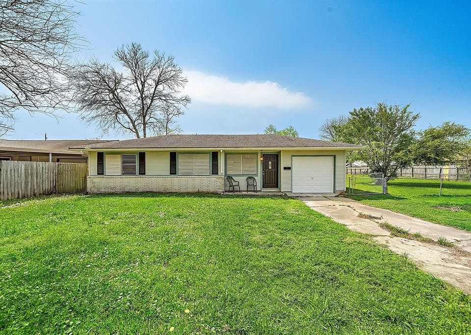 1st image of 811 Temple Cir