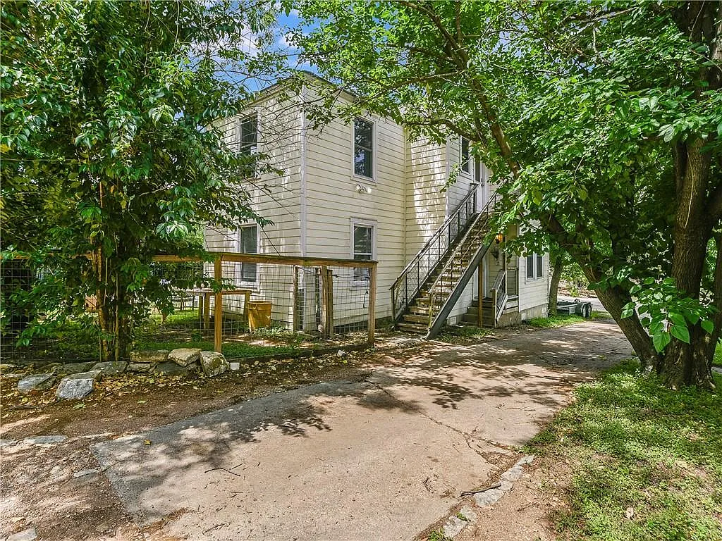 8 bed, 2690 sqft, $15,600 — Photo 3