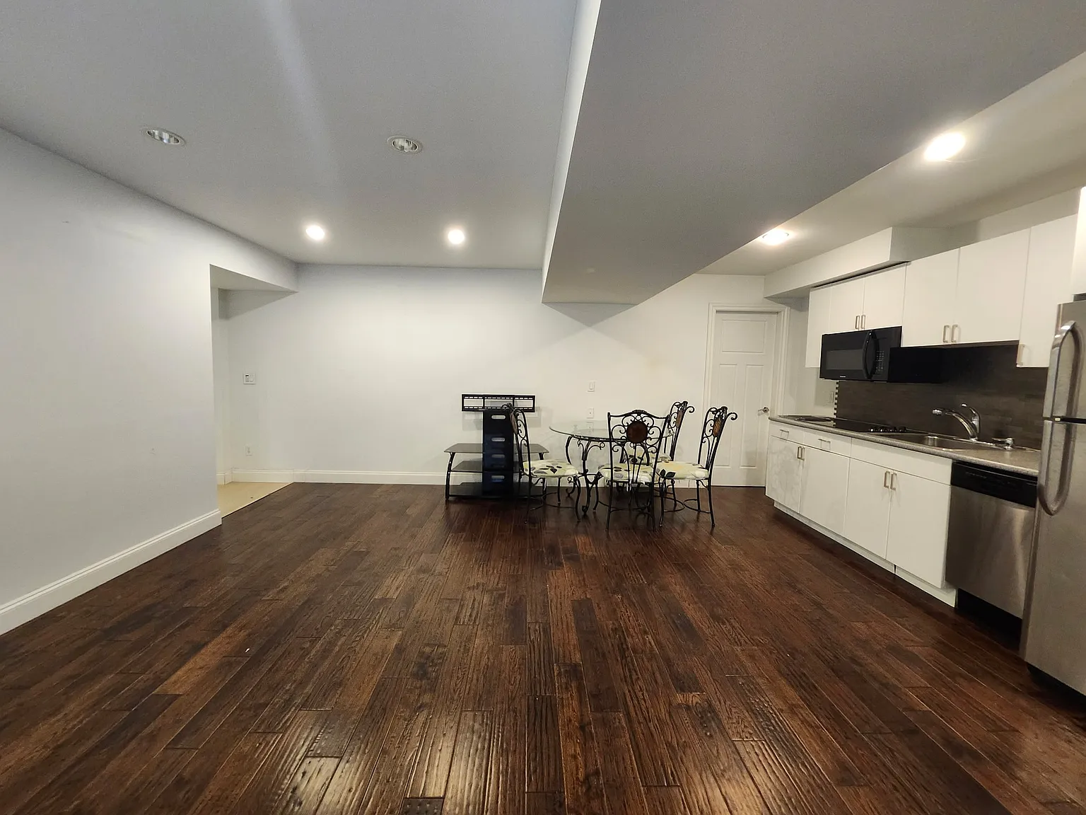 2 bed, 1000 sqft, $1,900 — Photo 4