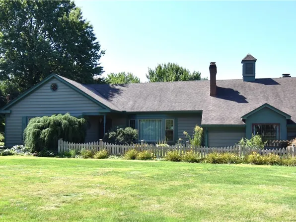 7134 Pine Grove Dr, Hubbard, OH 44425