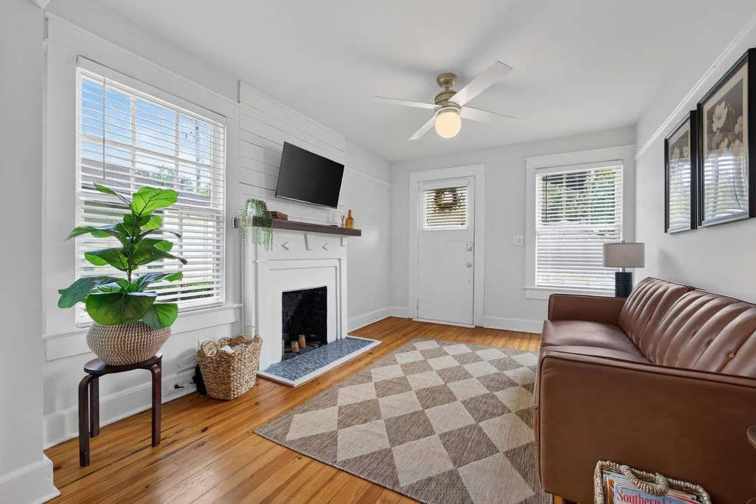2 bed, 1.0 bath, 699 sqft, $1,376 — Photo 4