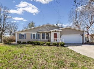 1018 Meadowbrook Rd E, Iola, KS 66749