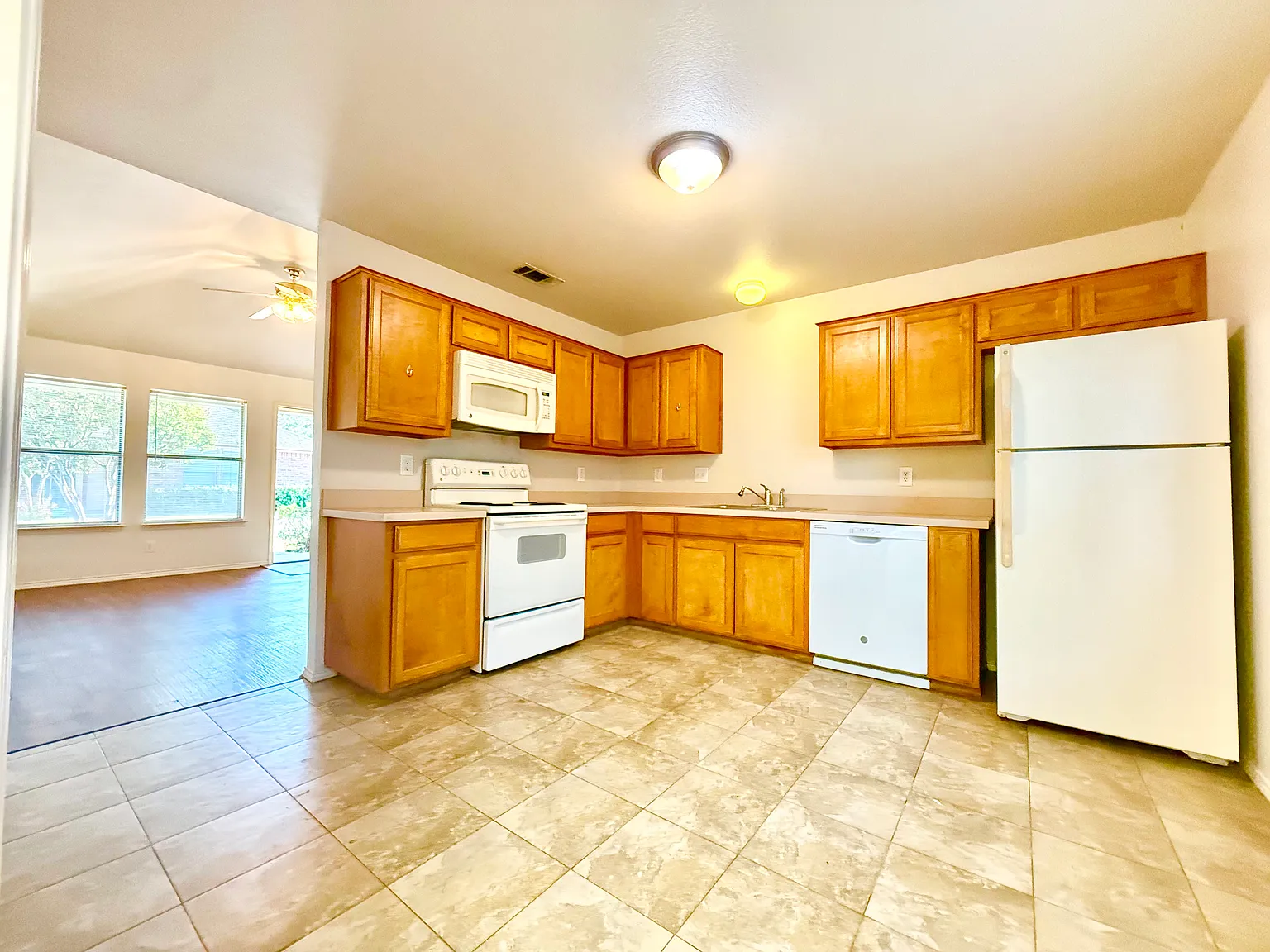 2 bed, 984 sqft, $1,275 — Photo 2