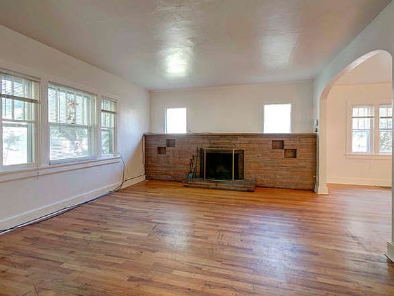 1010 Lincoln Unit 2 Living Room