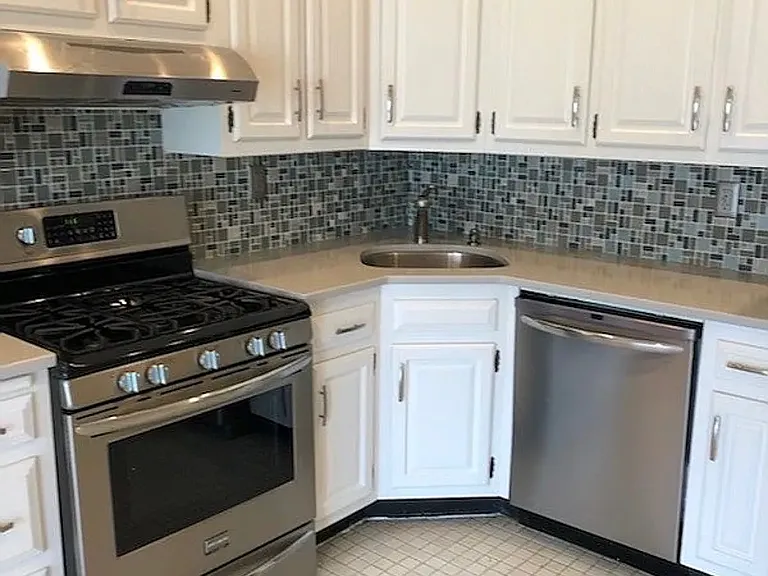 182 De Graw St #3 — Photo 11