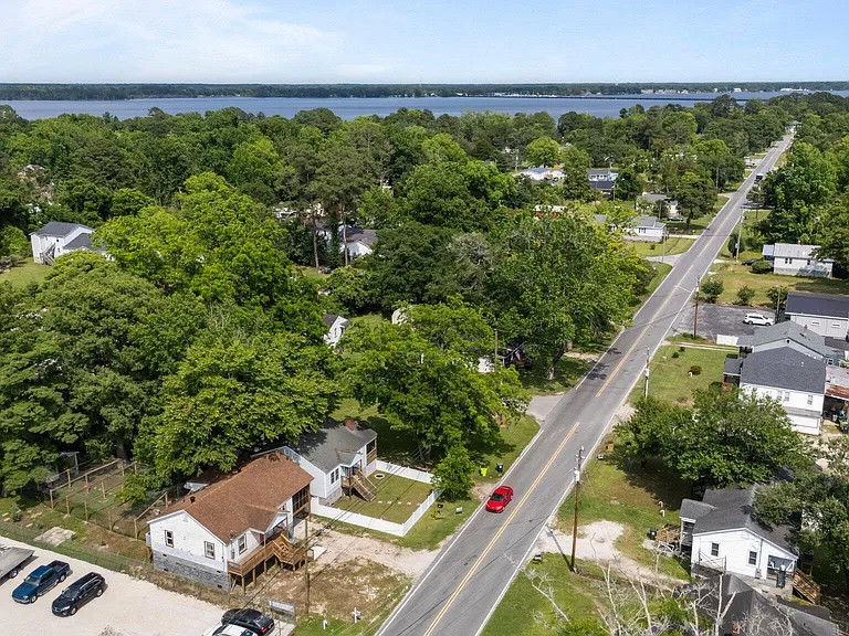 2402 Oaks Rd — Photo 24