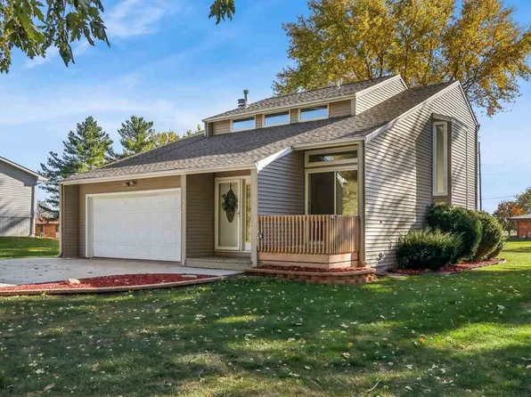 607 W Pine St, Marengo, IA 52301