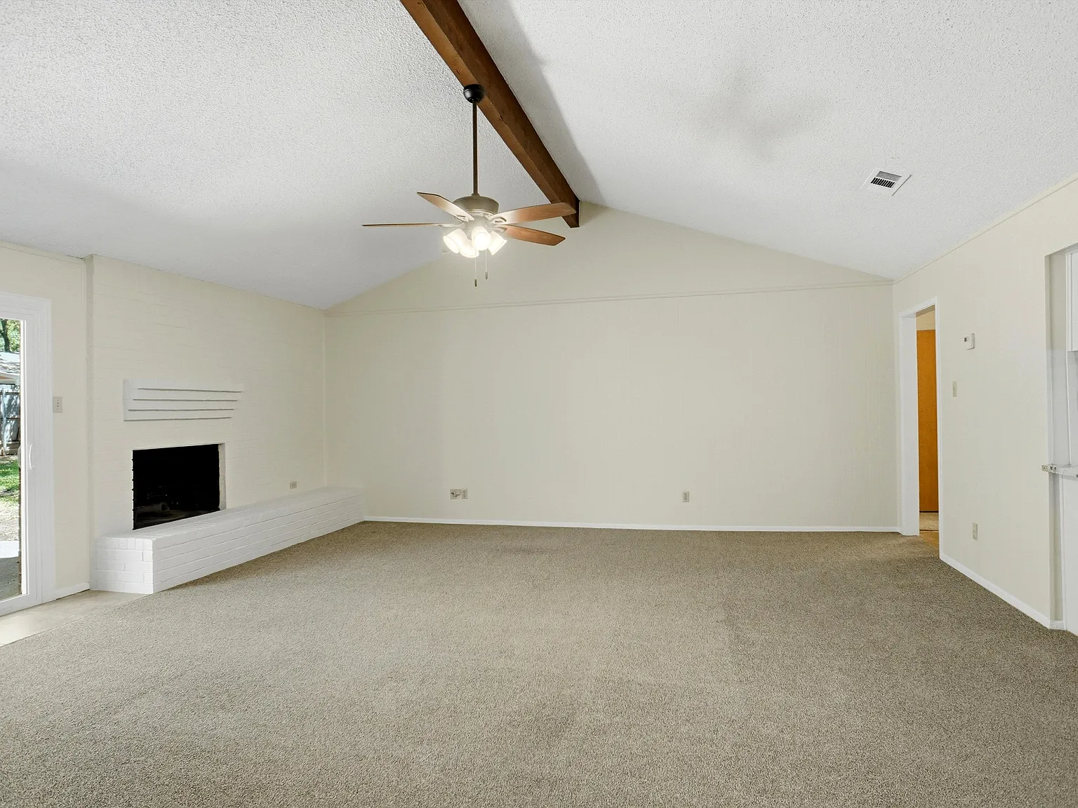 3 bed, 2.0 bath, 1894 sqft, $2,000 — Photo 3