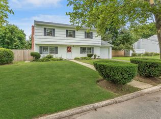 13 Stuyvesant St, Huntington, NY 11743