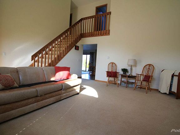 Huge living room with vaulted ceilng