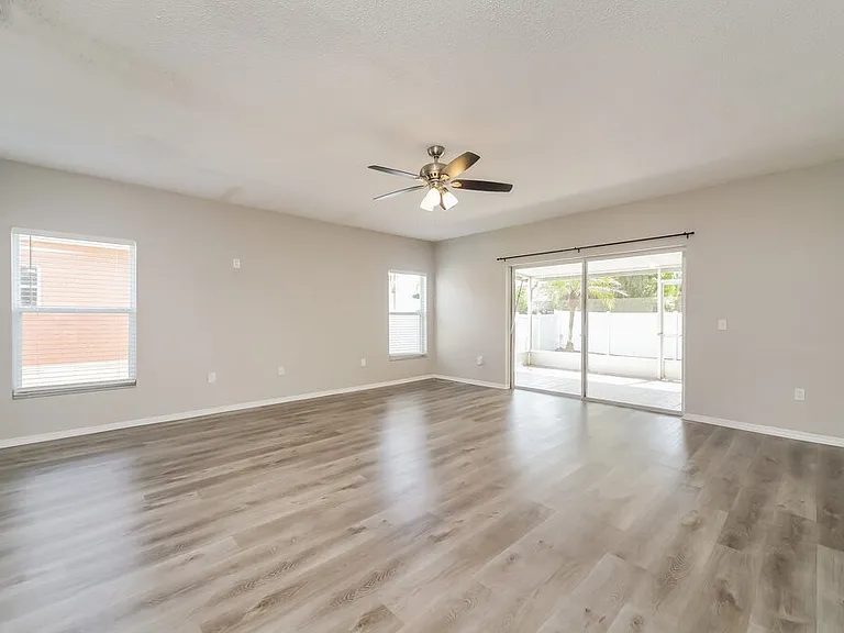 553 Brentford Ct — Photo 6