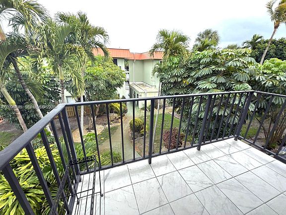 2nd image of 805 W Oakland Park Blvd APT D19