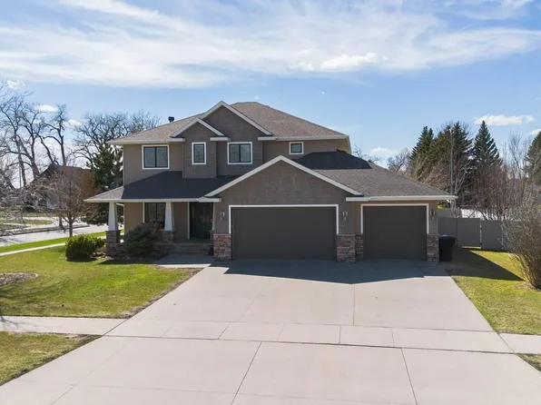 5690 W Prairiewood Dr, Grand Forks, ND 58201