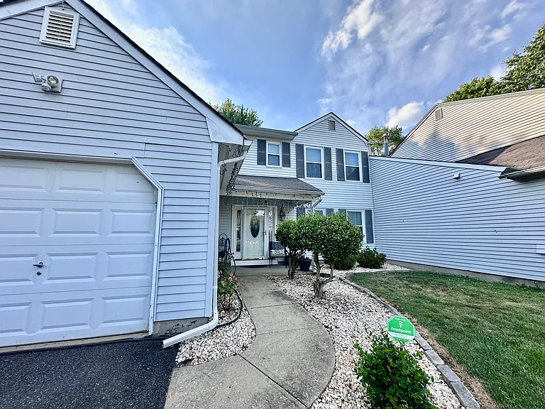 157 Woodbury Rd — Photo 2
