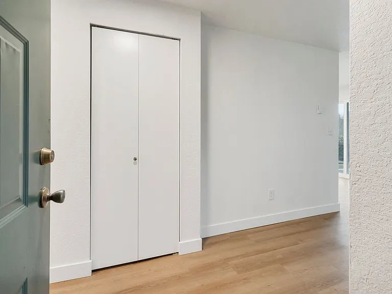 Oak Park Apartments — Photo 19