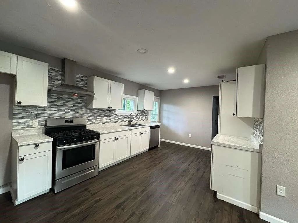 3 bed, 1.5 bath, 1265 sqft, $1,749 — Photo 2