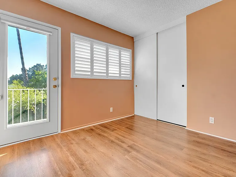 2307 Silver Ridge Ave — Photo 12
