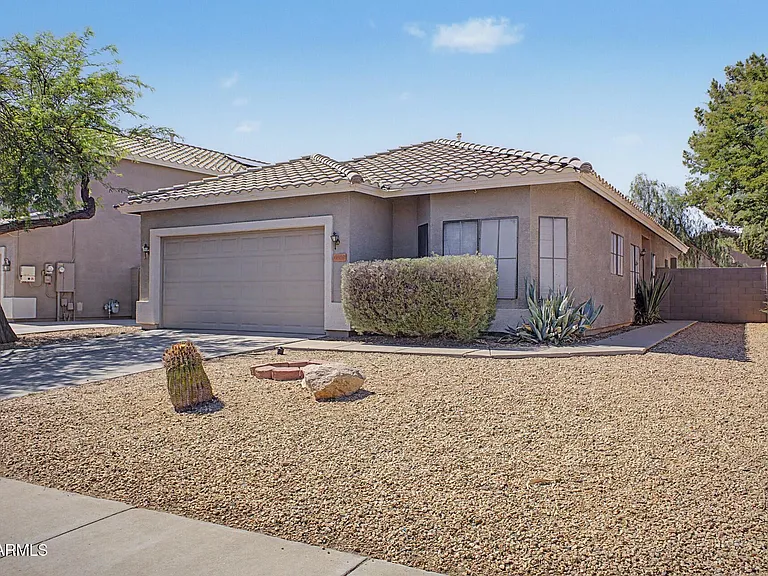 8868 W Laurel Ln — Photo 3
