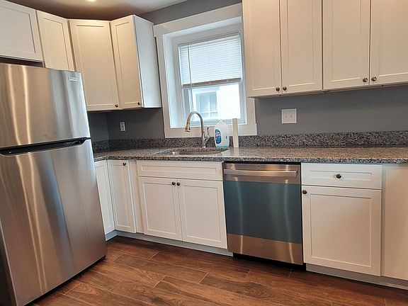 3rd image of 1115 Oak St
